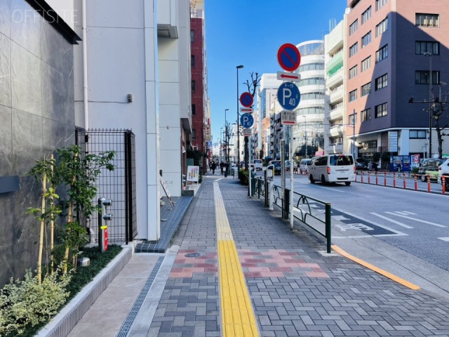 タスク新御徒町ビル　前面歩道