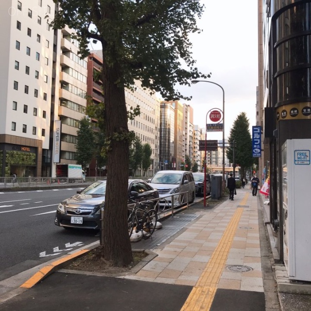 浜松町ウエストプレイス ビル前面道路