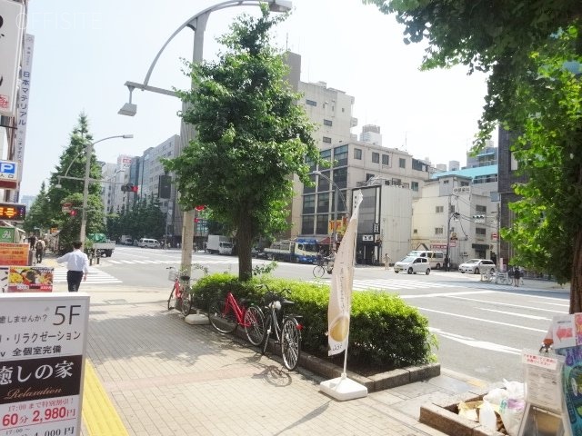 上野鈴木ビル ビル前面道路