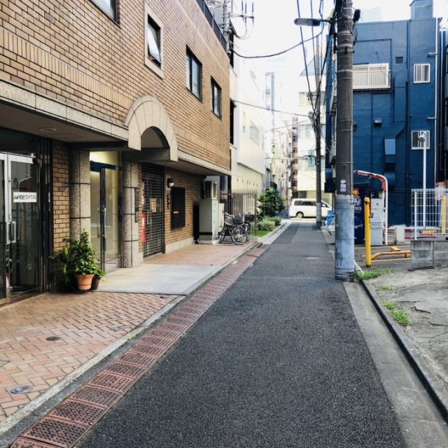 スリービル ビル前面道路