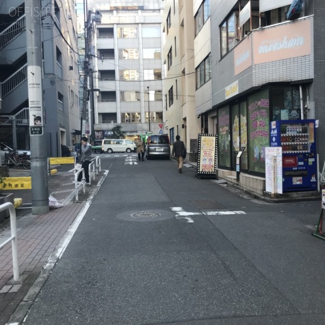 秋本ビル ビル前面道路