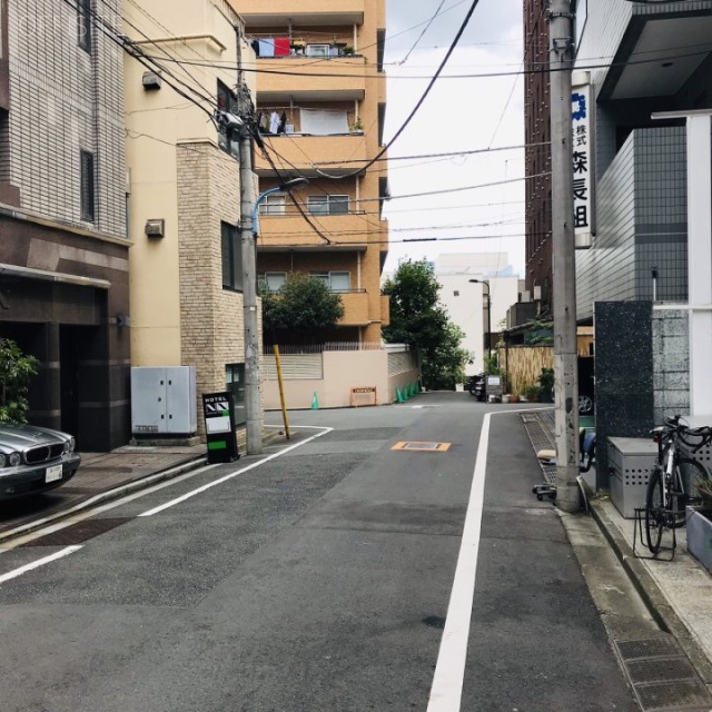 吉岡ビル ビル前面道路
