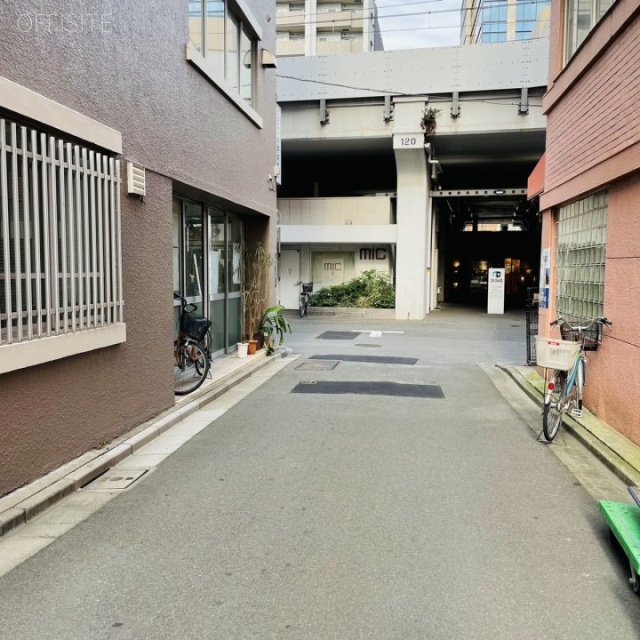 飯岡ビル ビル前面道路