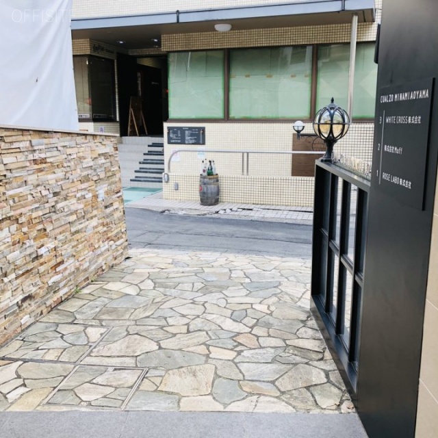 クアルソ南青山 ビル前面道路