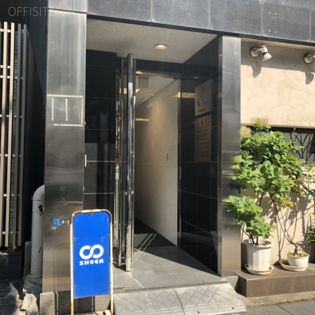 晴花ビル エントランス