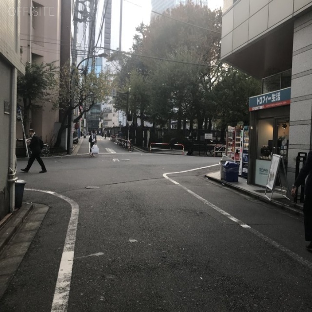 西新宿ウインズビル　ビル前面道路