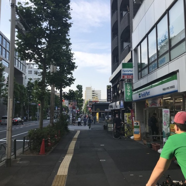 シティハウス西大久保 ビル前面道路