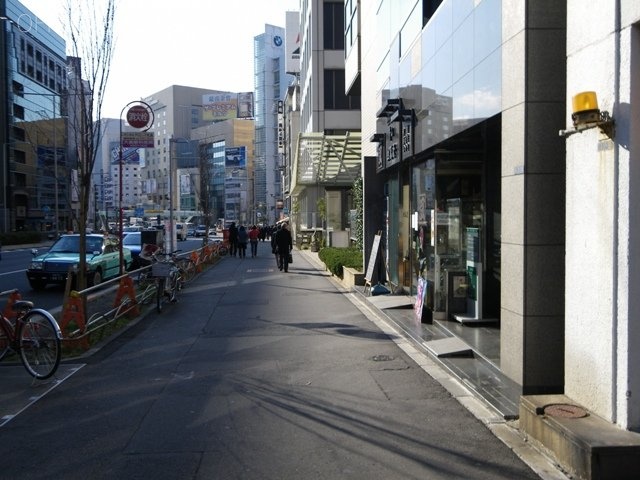 日昭ビル ビル前面道路