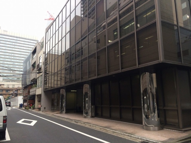ユニゾ西新橋三丁目ビル ビル前面道路