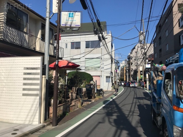 カーサ・アサリ ビル前面道路