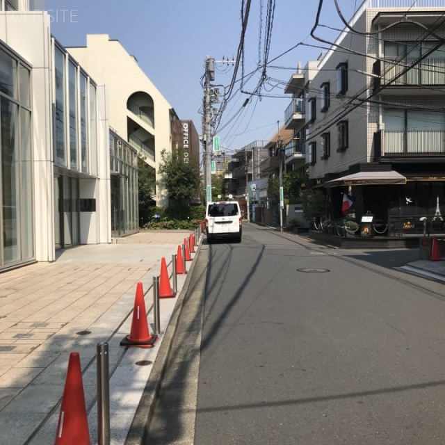 青山学院アスタジオ ビル前面道路