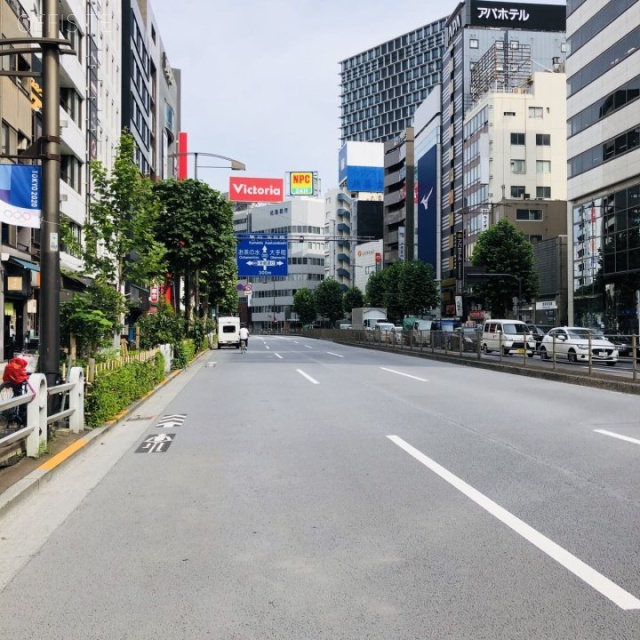 栄信ビル 前面大通りは靖国通り