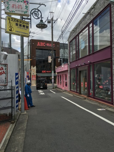 河津ビル ビル前面道路