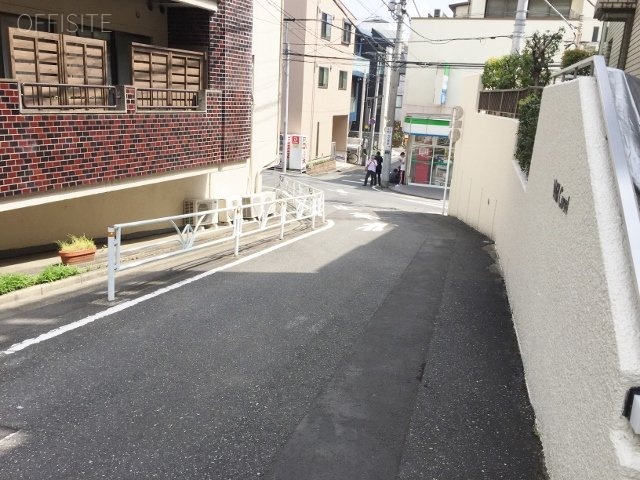 ウィルコート ビル前面道路