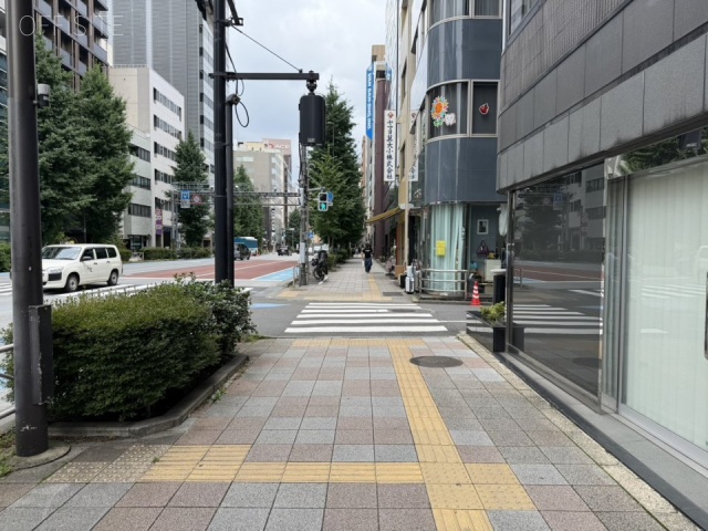 ヨシクニ駒形ビル 前面歩道