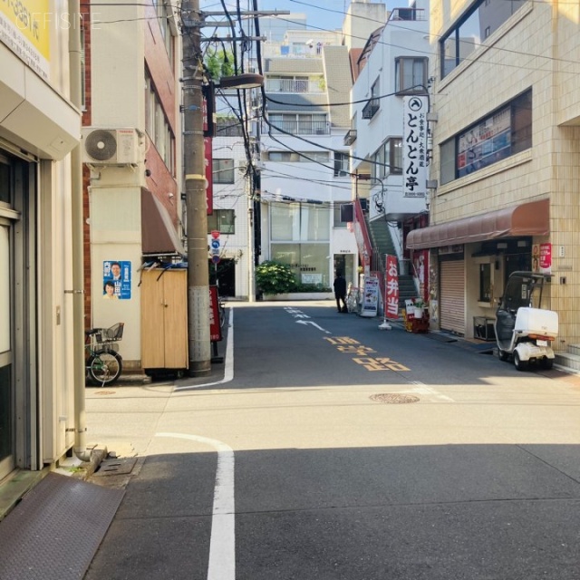 小川ビル ビル前面道路