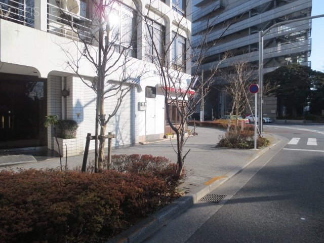 ワコー御苑ビル ビル前面道路