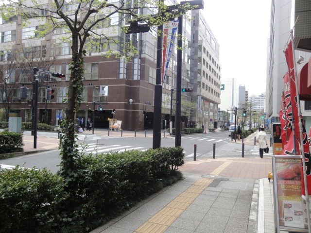新横浜ウエストビル ビル前面道路