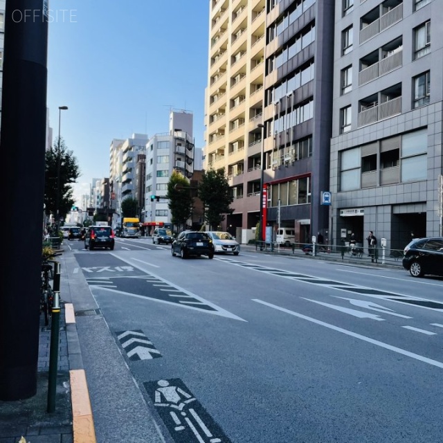 鈴木ビル 前面に春日通り