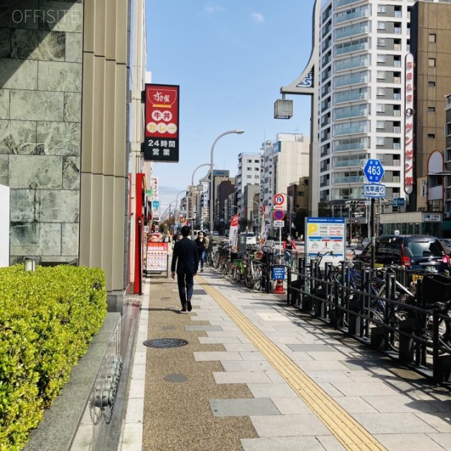 日新上野ビル 前面歩道