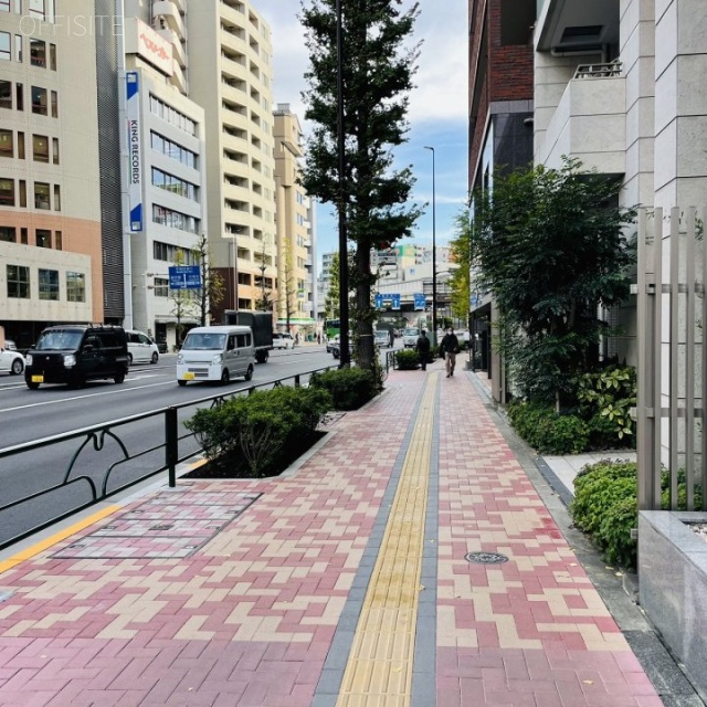 大和出版ビル 前面歩道