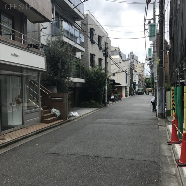 KープレイスWEST ビル前面道路