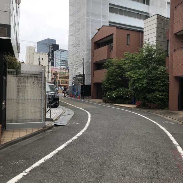 神宮前2丁目戸建 ビル前面道路