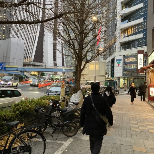 西新宿小林ビル　ビル前面道路