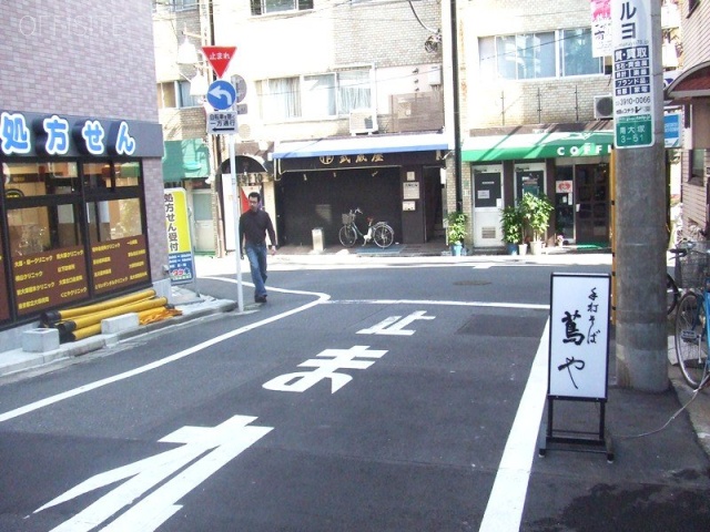 HKアークビル　ビル前面道路