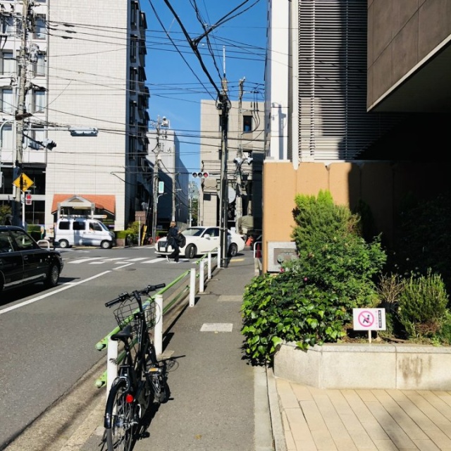 メゾン南青山 ビル前面道路
