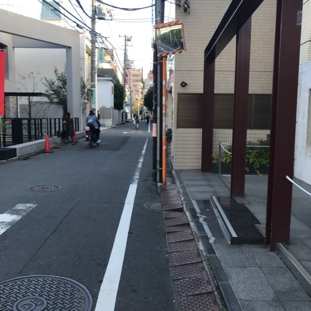 コスモビル ビル前面道路
