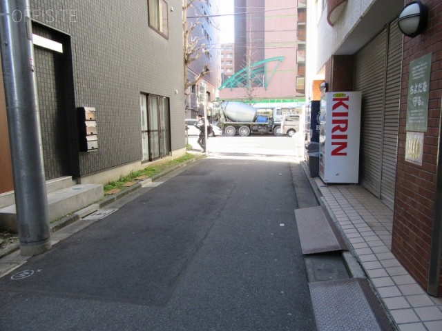 プロヴァンスAK・B審美館　ビル周辺道路
