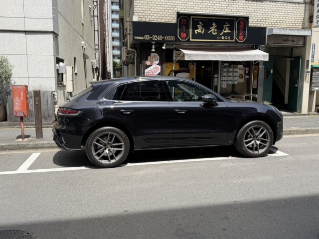 三上(バイタリティ)ビル　前面に白枠駐車場