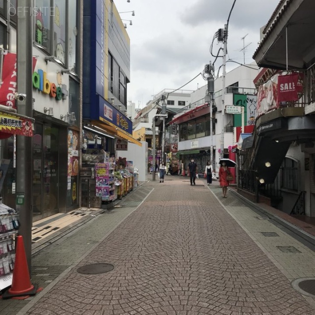 ジュマペール原宿 ビル前面道路