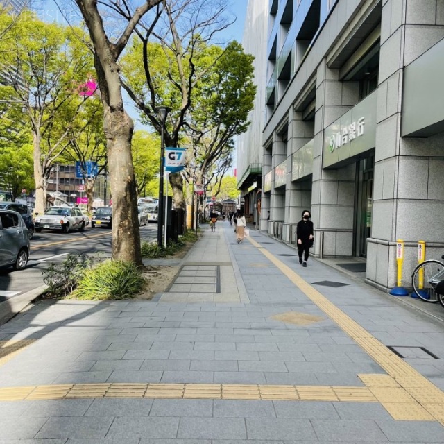 仙台銀行ビル 前面歩道