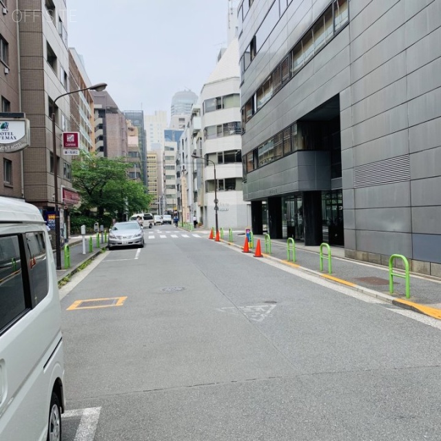 新橋パインビル ビル前面道路