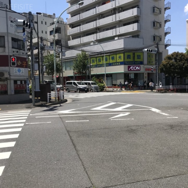 新宿ユーエストビル ビル前面道路