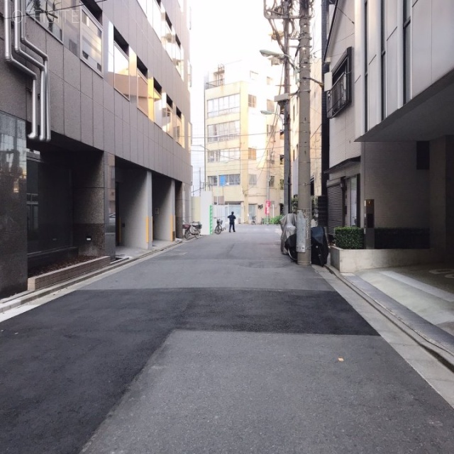 NOZY東日本橋ビル ビル裏面道路
