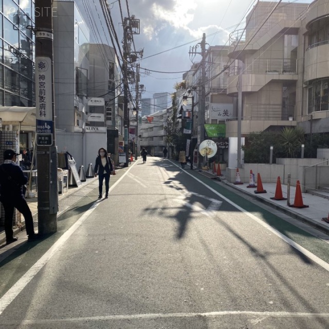 n-1 court ビル前面道路