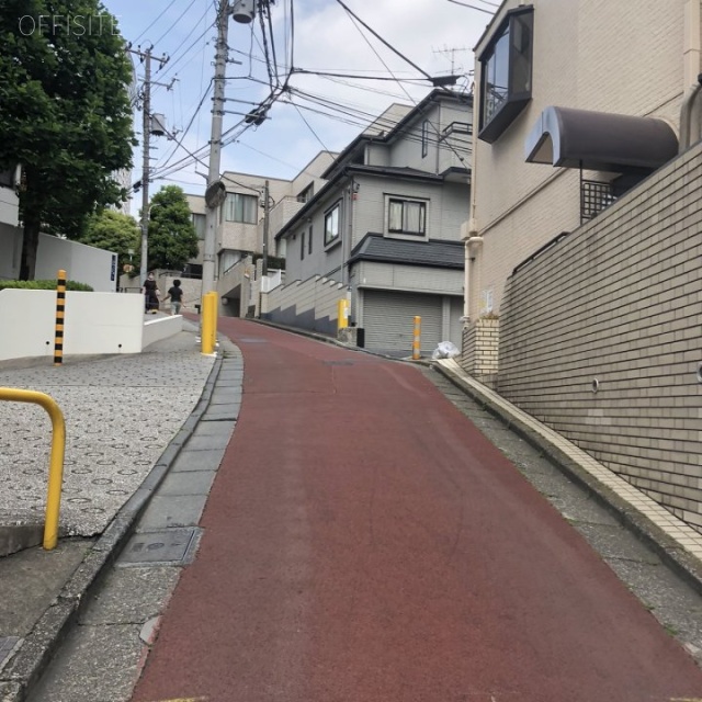 かすがマンション赤坂 ビル前面道路