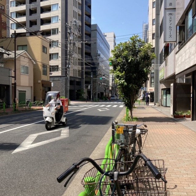 紀伊国屋ビル 全面道路