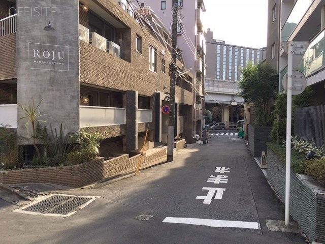 ロジュミナミアオヤマ ビル前面道路