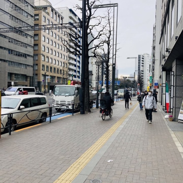 UUR四谷三丁目ビル 前面の新宿通り歩道