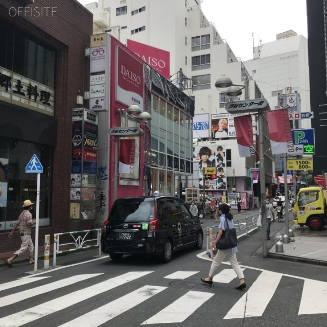 オーク・ヴィレッジ ビル前面道路