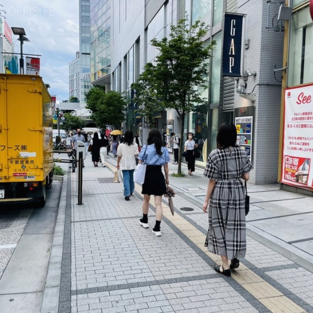 マルハン新宿店ビル ビル前面道路