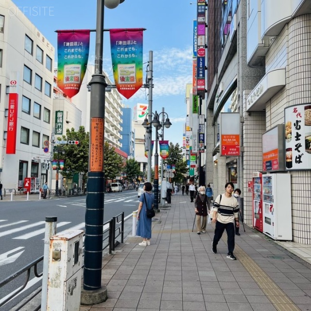 つるやビル 前面歩道