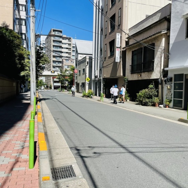 小島ビル ビル前面道路