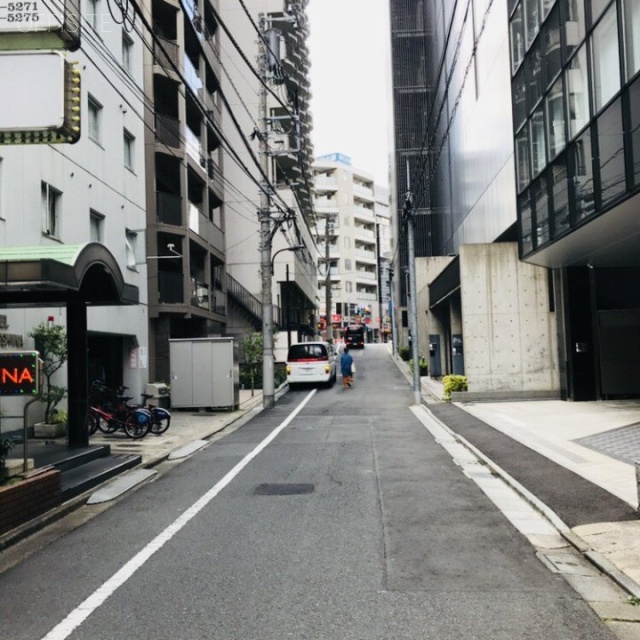D5ビル ビル前面道路