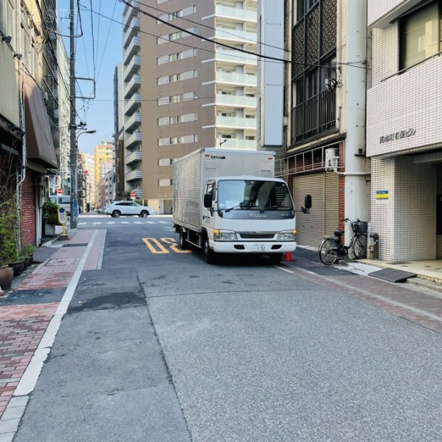 馬喰町有楽ビル ビル前面道路