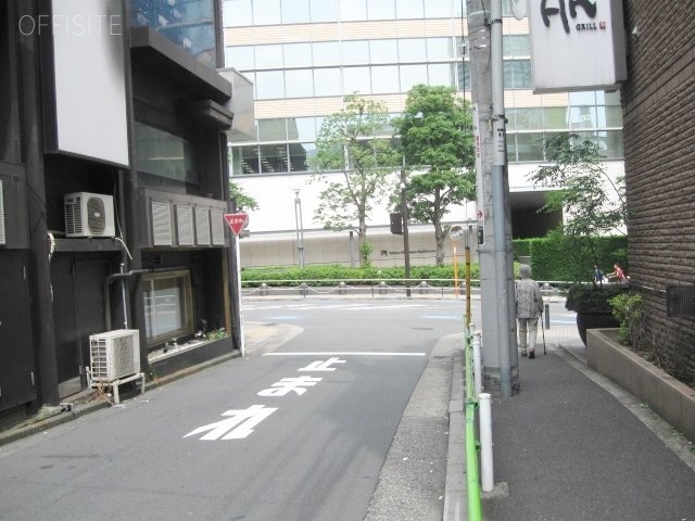 ファルコンビル ビル前面道路